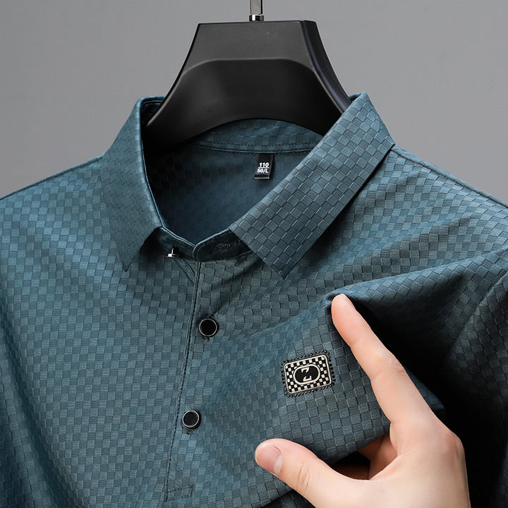 Herren elegant polo shirt med strukturerad yta och praktiska detaljer Mirla-Eva Jonsson