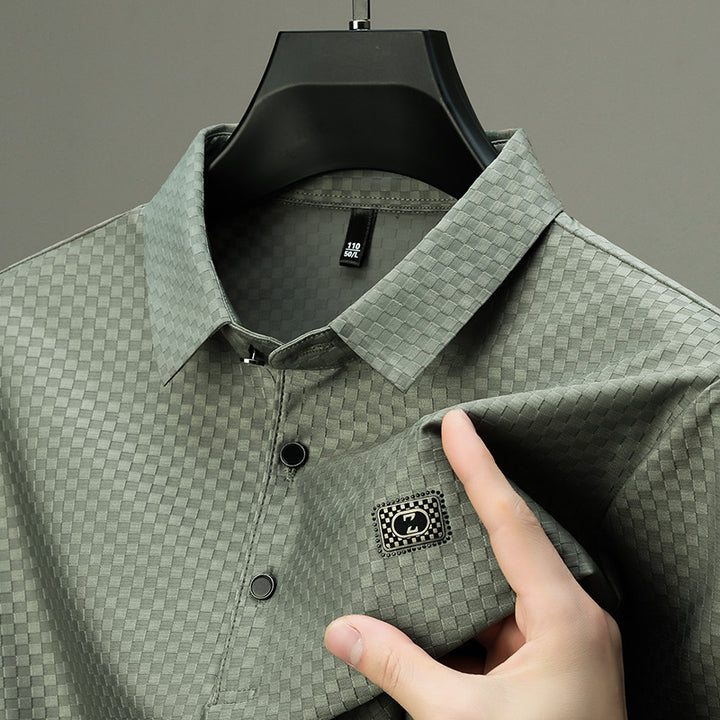 Herren elegant polo shirt med strukturerad yta och praktiska detaljer Mirla-Eva Jonsson