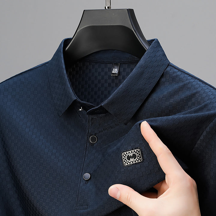 Herren elegant polo shirt med strukturerad yta och praktiska detaljer Mirla-Eva Jonsson