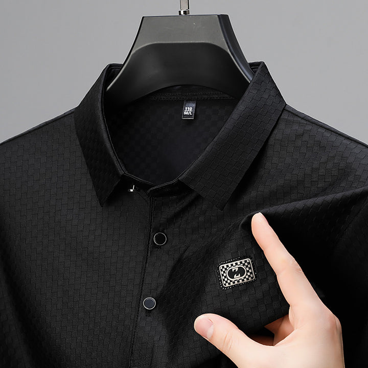 Herren elegant polo shirt med strukturerad yta och praktiska detaljer Mirla-Eva Jonsson