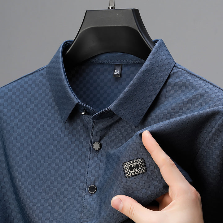 Herren elegant polo shirt med strukturerad yta och praktiska detaljer Mirla-Eva Jonsson