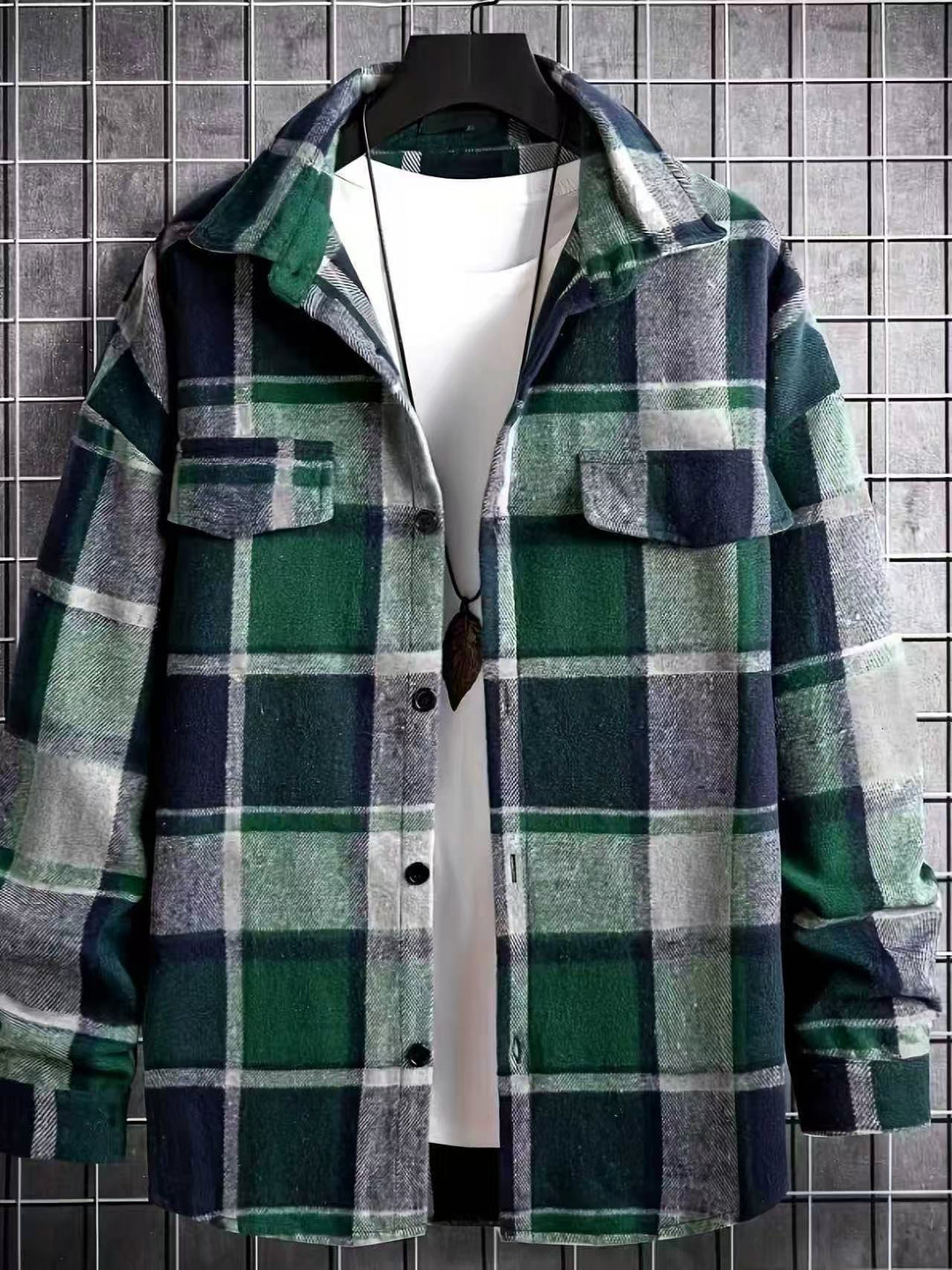 Herren flanellskjorta med snygg rutmönster och praktiska bröstfickor Mirla-Eva Jonsson