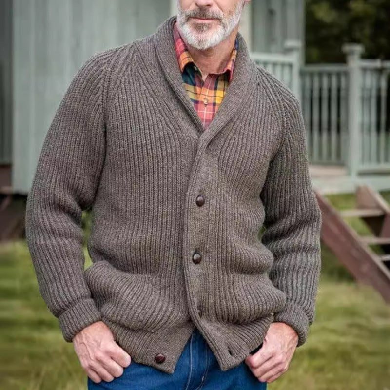 Herren grovt stickad cardigan med praktiska fickor och modern V-ringning Mirla-Eva Jonsson