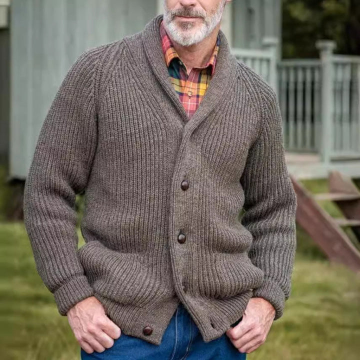 Herren grovt stickad cardigan med praktiska fickor och modern V-ringning Mirla-Eva Jonsson