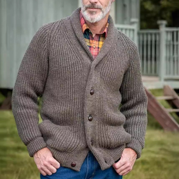 Herren grovt stickad cardigan med praktiska fickor och modern V-ringning Mirla-Eva Jonsson