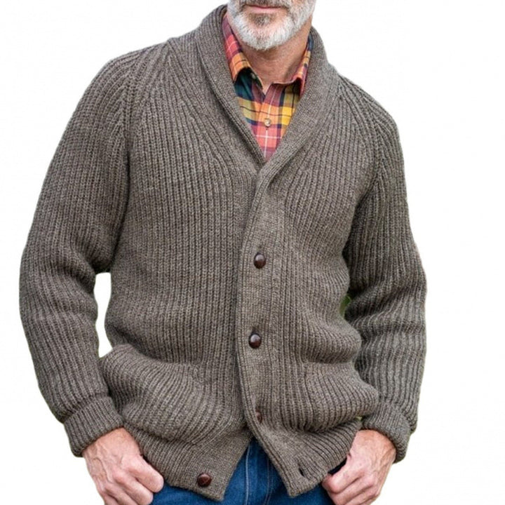 Herren grovt stickad cardigan med praktiska fickor och modern V-ringning Mirla-Eva Jonsson