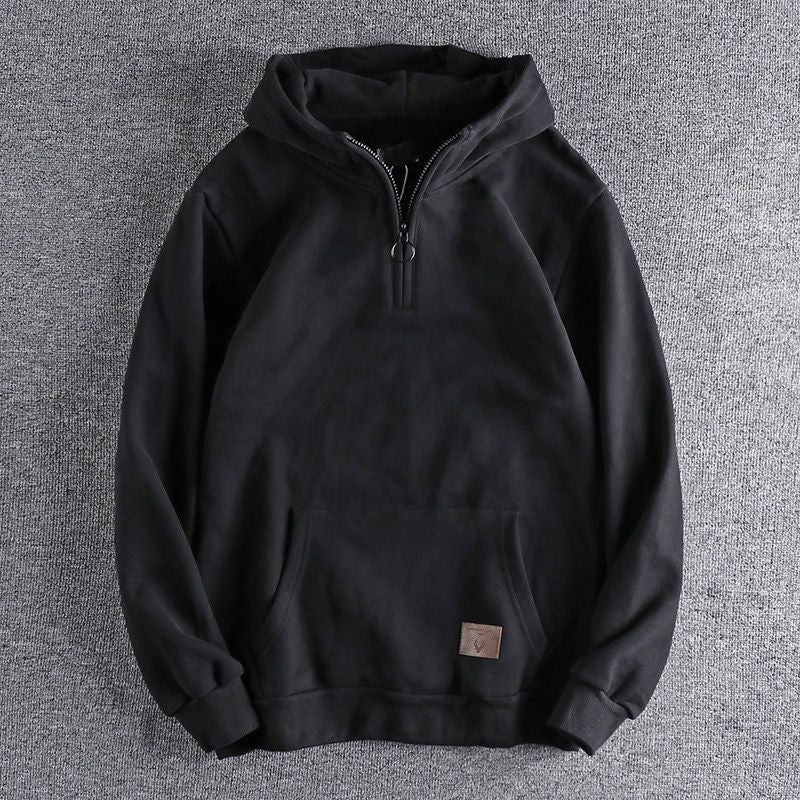 Herren hoodie med kort dragkedja och praktisk känguruficka Mirla-Eva Jonsson