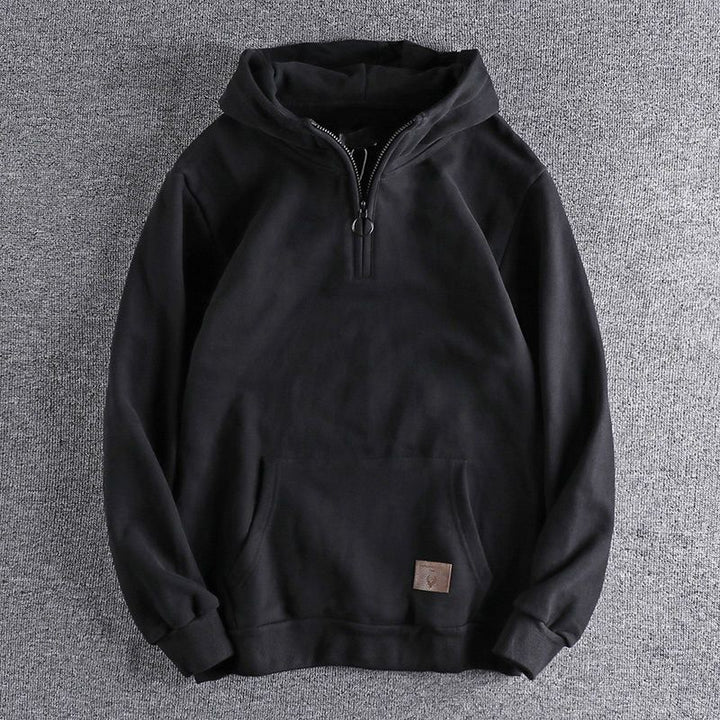 Herren hoodie med kort dragkedja och praktisk känguruficka Mirla-Eva Jonsson