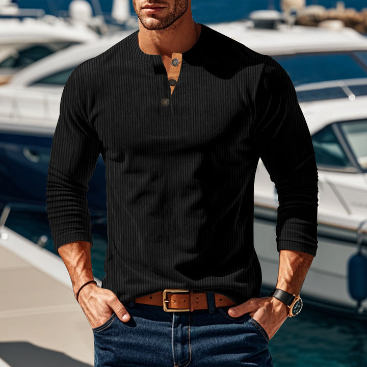 Herren långärmad Henley-tröja med strukturerad design och knappdetaljer Mirla-Eva Jonsson