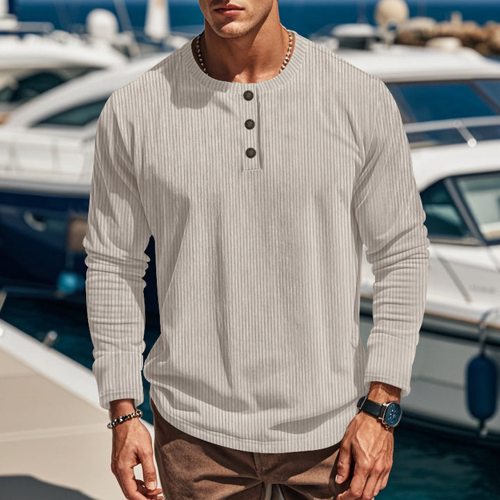 Herren långärmad Henley-tröja med strukturerad design och knappdetaljer Mirla-Eva Jonsson