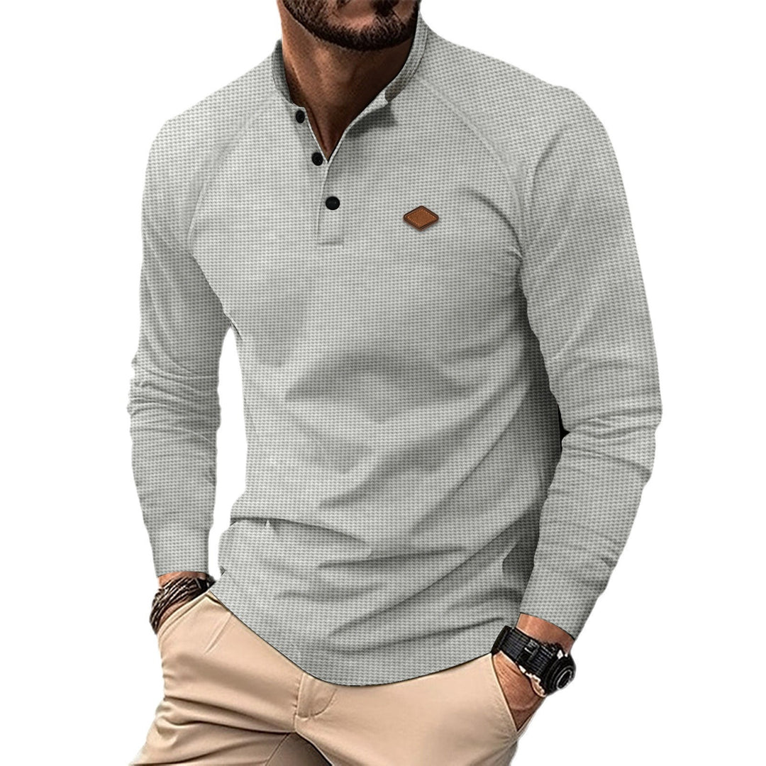 Herren långärmad polo med diskret mönster och modern krage Mirla-Eva Jonsson