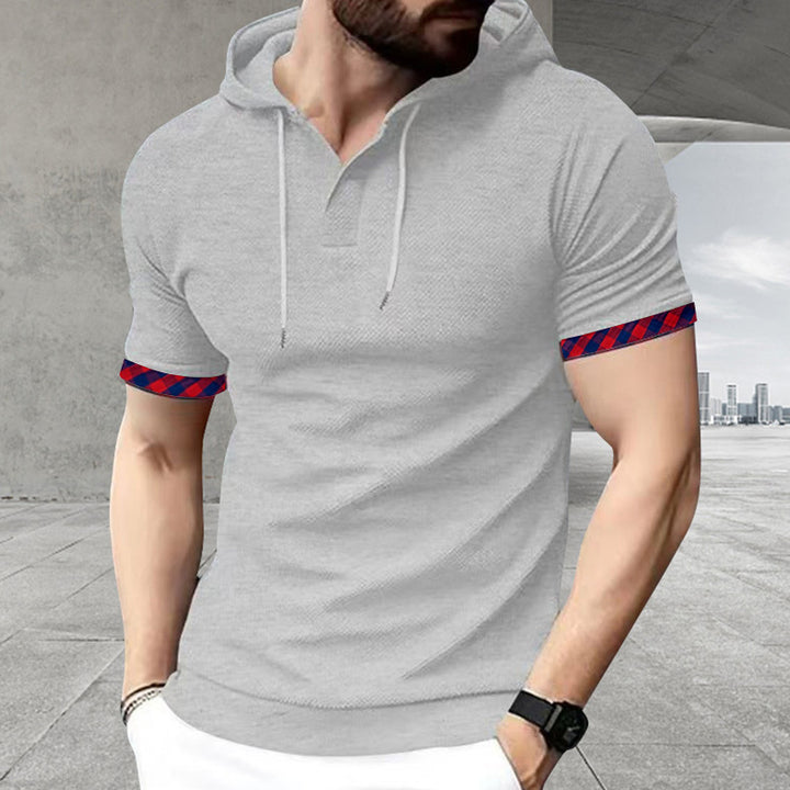 Herren polo shirt med huva och dekorativ ärmslut Mirla-Eva Jonsson