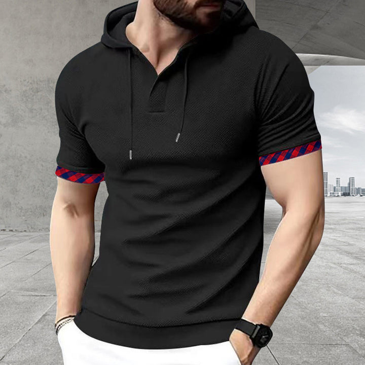 Herren polo shirt med huva och dekorativ ärmslut Mirla-Eva Jonsson