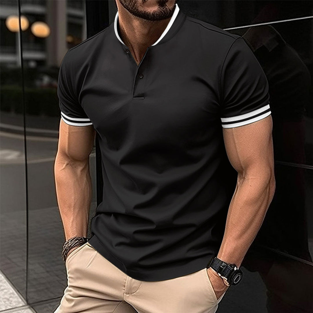 Herren poloshirt med modernt henley-krage och sportiga accenter Mirla-Eva Jonsson