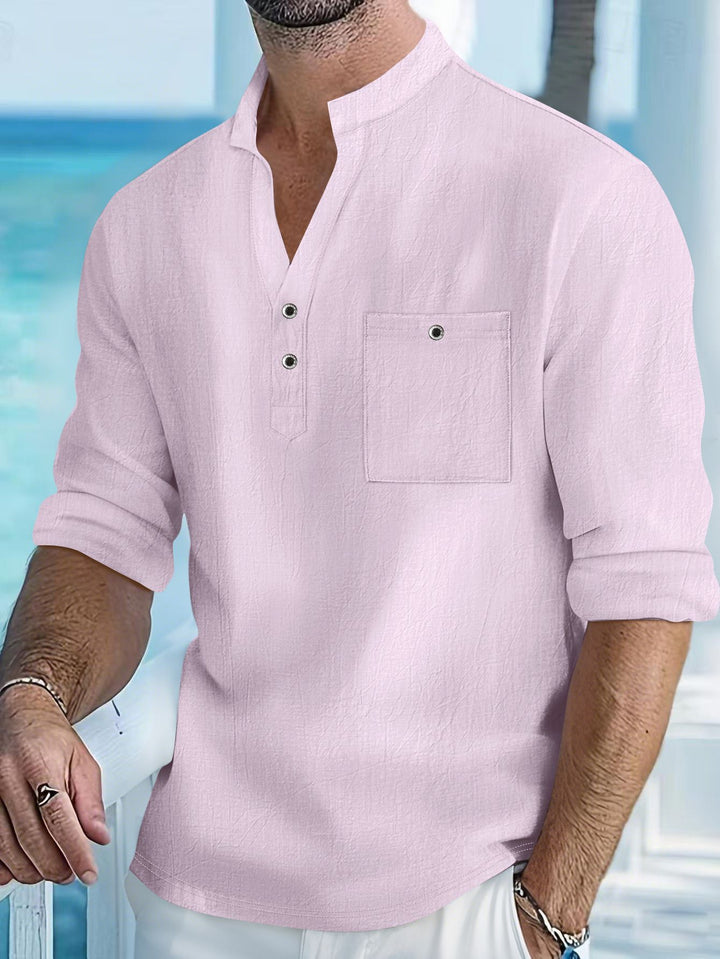 Herrens avslappnad Henley-t-shirt med knapplist och bröstficka Mirla-Eva Jonsson
