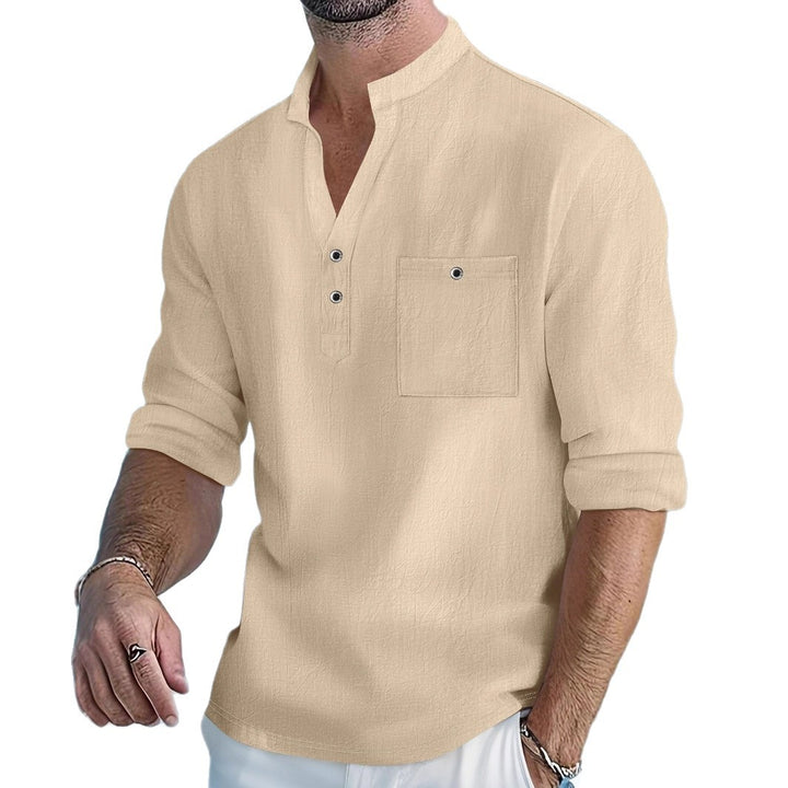 Herrens avslappnad Henley-t-shirt med knapplist och bröstficka Mirla-Eva Jonsson