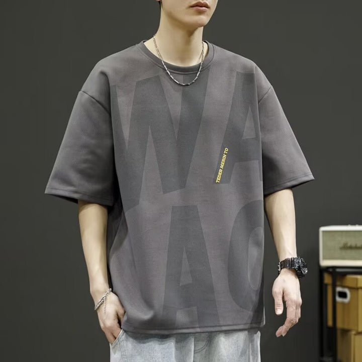 Herrens avslappnad T-shirt med grafiskt motiv och högkvalitativ bomullsblandning Mirla-Eva Jonsson