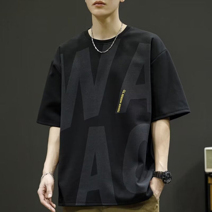 Herrens avslappnad T-shirt med grafiskt motiv och högkvalitativ bomullsblandning Mirla-Eva Jonsson