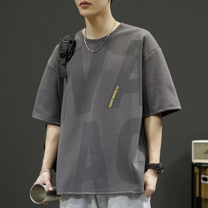Herrens avslappnad T-shirt med grafiskt motiv och högkvalitativ bomullsblandning Mirla-Eva Jonsson