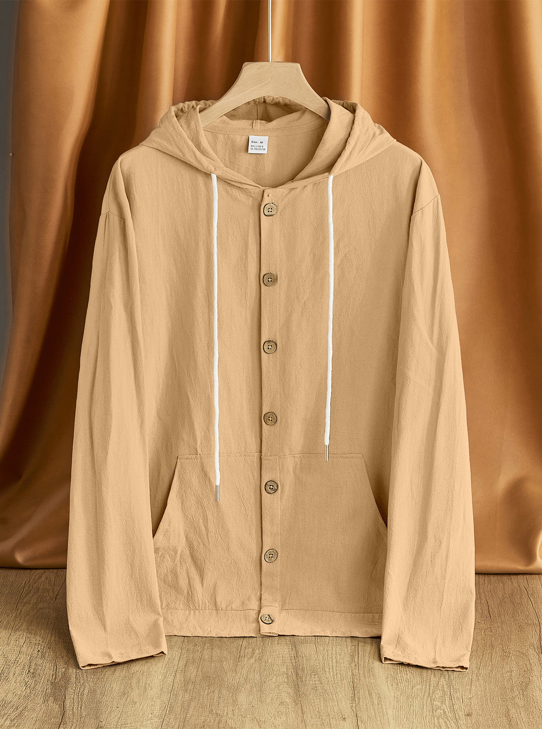 Herrens avslappnad hoodie med strukturerad design och träknappar Mirla-Eva Jonsson