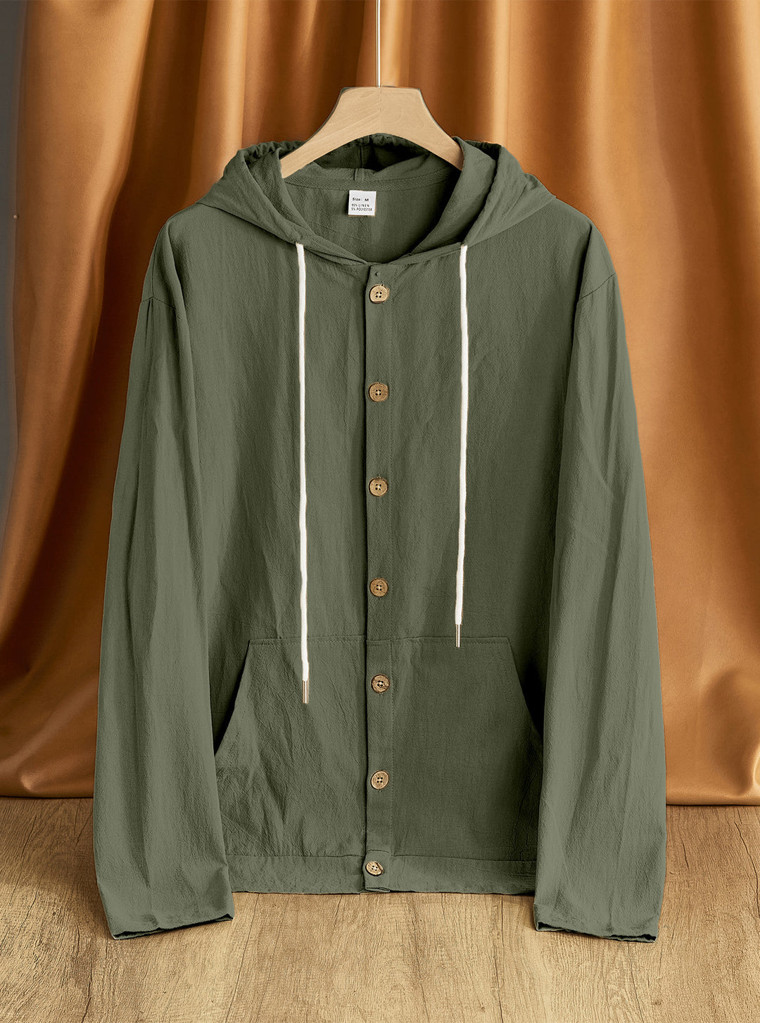 Herrens avslappnad hoodie med strukturerad design och träknappar Mirla-Eva Jonsson