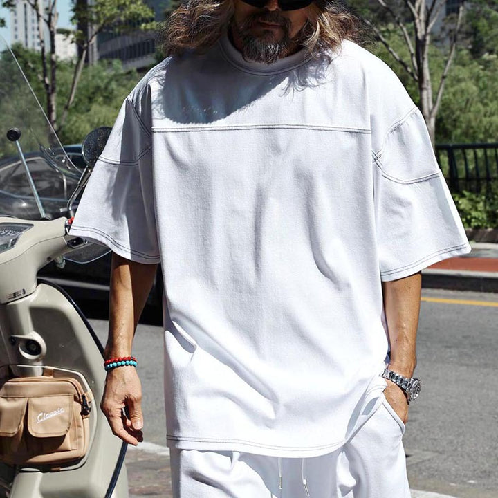 Herrens avslappnad kortärmad T-shirt med oversized passform och bekväma byxor Mirla-Eva Jonsson