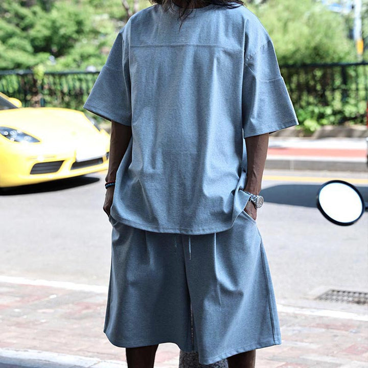 Herrens avslappnad kortärmad T-shirt med oversized passform och bekväma byxor Mirla-Eva Jonsson