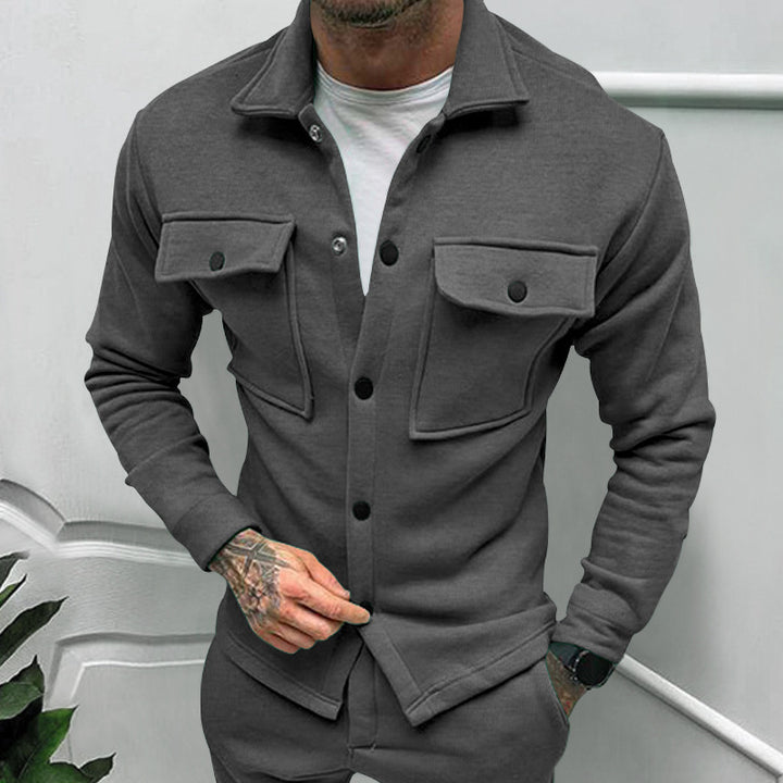 Herrens avslappnad overshirt-jacka med stora bröstfickor och modern design Mirla-Eva Jonsson