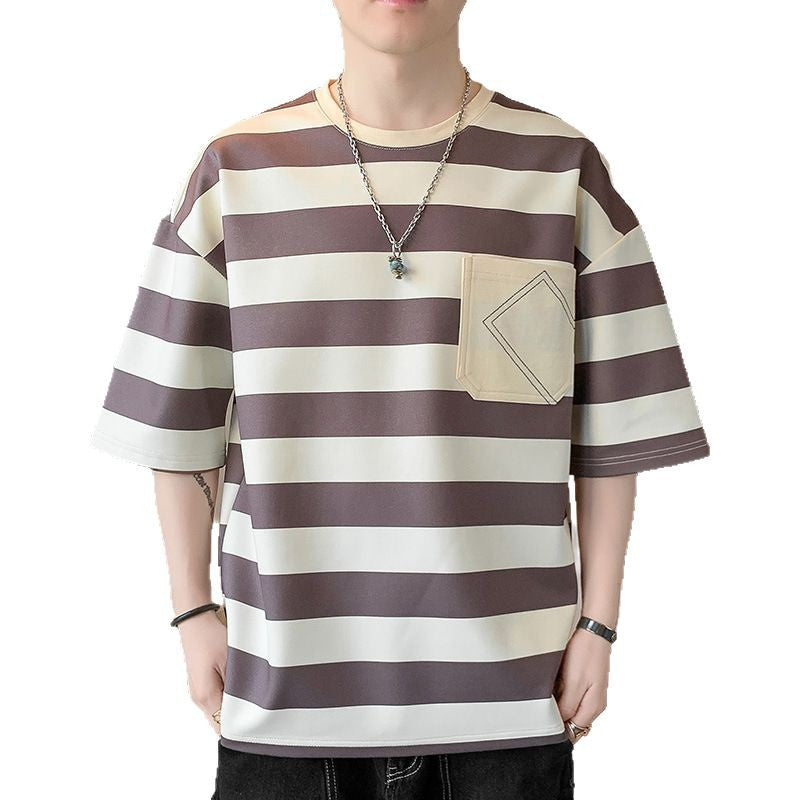 Herrens avslappnad randig T-shirt med påsydd ficka Mirla-Eva Jonsson