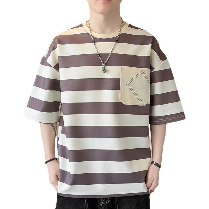 Herrens avslappnad randig T-shirt med påsydd ficka Mirla-Eva Jonsson