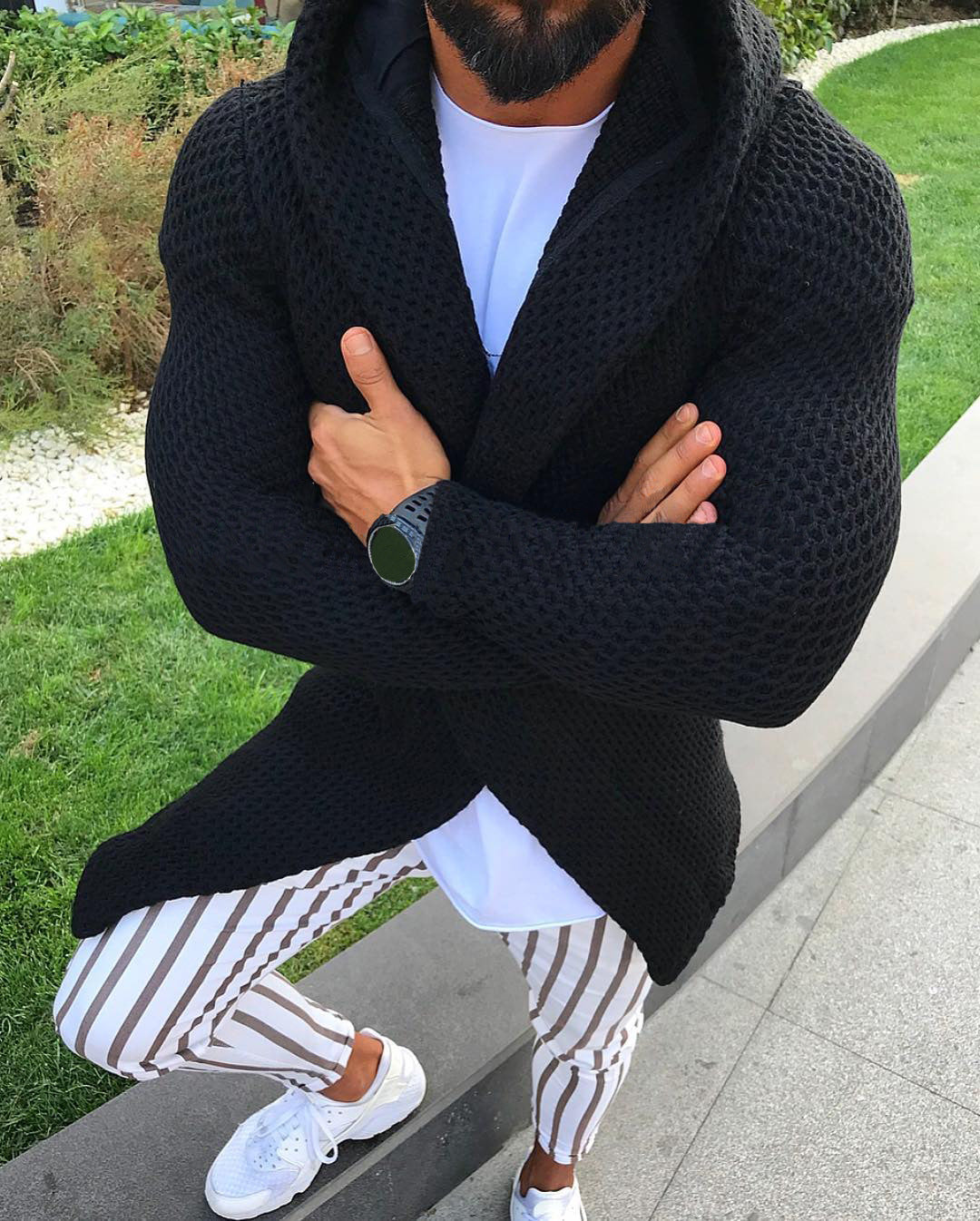 Herrens avslappnad stickad kappa med strukturerad design och generösa fickor Eva Jonsson-Eva Jonsson
