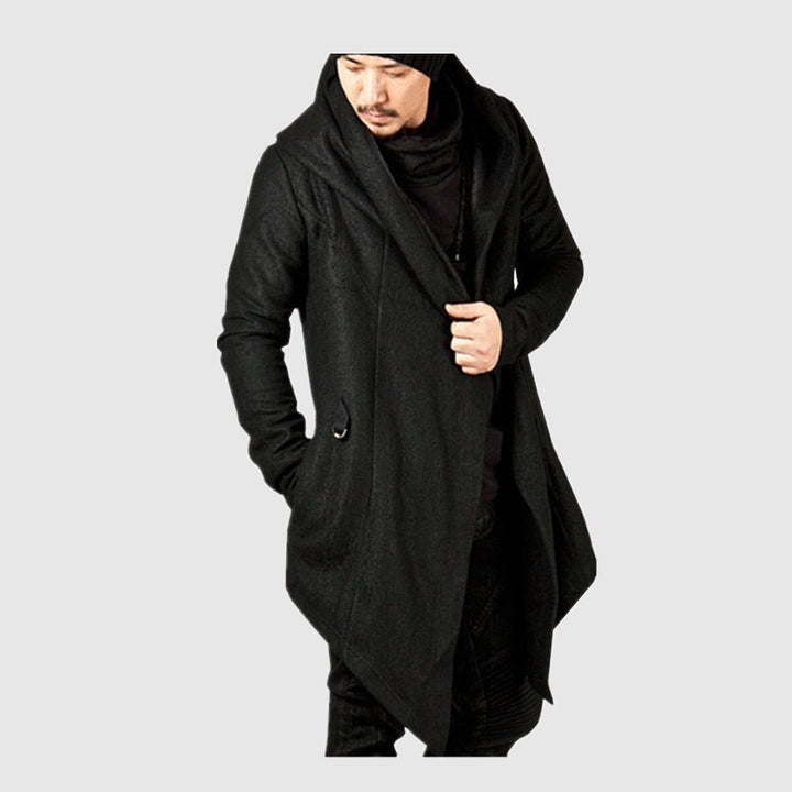 Herrens avslappnad strickkappa med uttrycksfull design och huva Eva Jonsson-Eva Jonsson