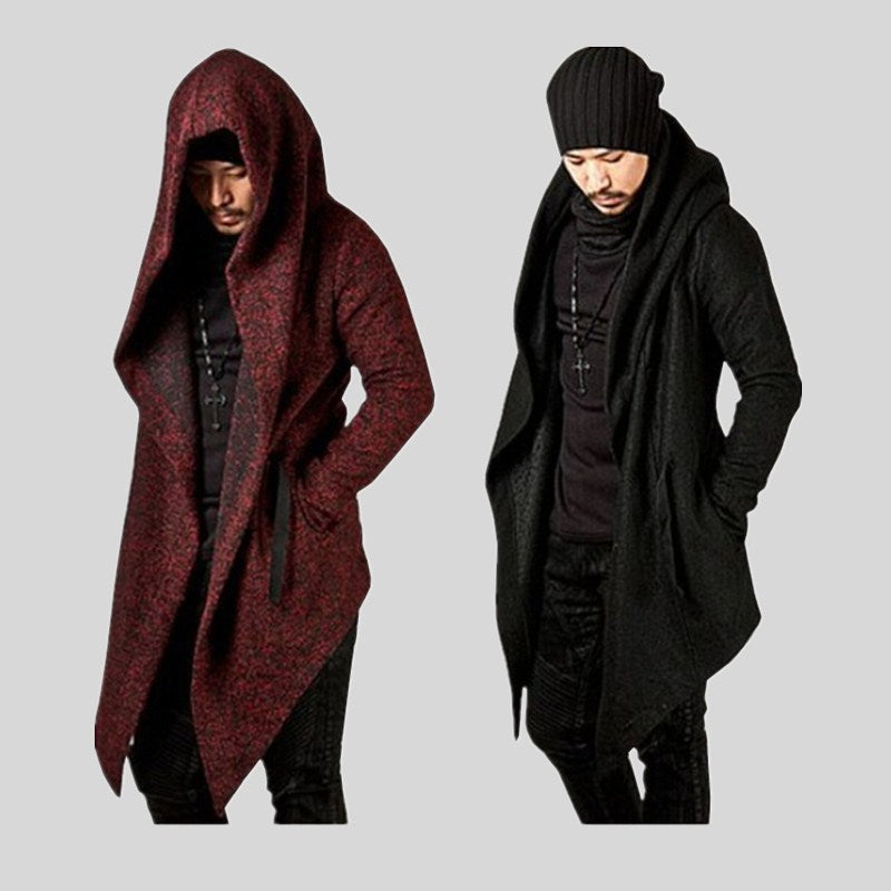 Herrens avslappnad strickkappa med uttrycksfull design och huva Eva Jonsson-Eva Jonsson