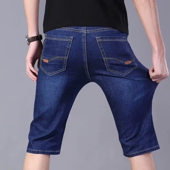 Herrens avslappnade denimshorts i modern skärning med praktiska fickor Mirla-Eva Jonsson