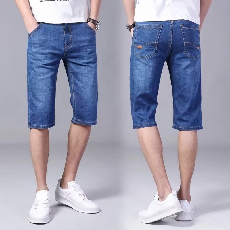 Herrens avslappnade denimshorts i modern skärning med praktiska fickor Mirla-Eva Jonsson
