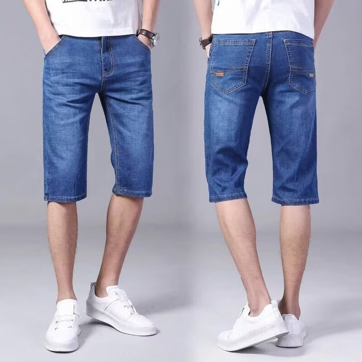 Herrens avslappnade denimshorts i modern skärning med praktiska fickor Mirla-Eva Jonsson