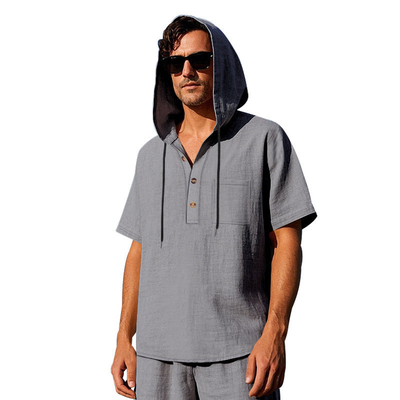 Herrens avslappnade hooded t-shirt med knappslå och praktisk bröstficka Mirla-Eva Jonsson