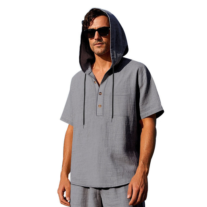 Herrens avslappnade hooded t-shirt med knappslå och praktisk bröstficka Mirla-Eva Jonsson