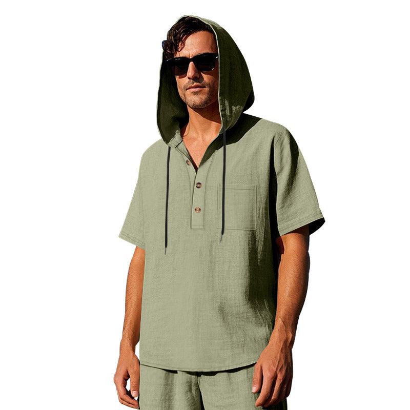 Herrens avslappnade hooded t-shirt med knappslå och praktisk bröstficka Mirla-Eva Jonsson