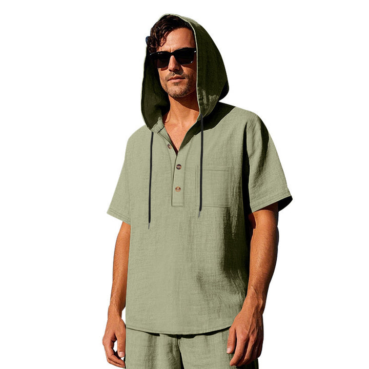 Herrens avslappnade hooded t-shirt med knappslå och praktisk bröstficka Mirla-Eva Jonsson