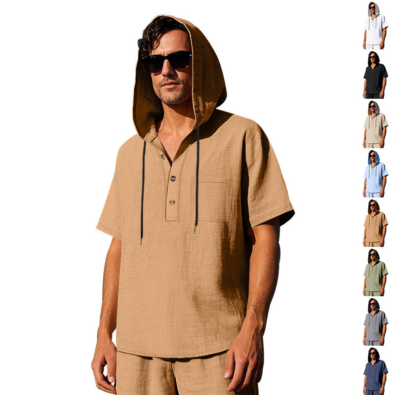 Herrens avslappnade hooded t-shirt med knappslå och praktisk bröstficka Mirla-Eva Jonsson