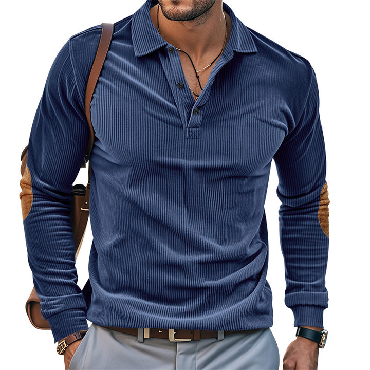 Herrens avslappnade långärmad Henley-T-shirt med strukturerad ribbväv och kontrasterande armbågsfläckar Mirla-Eva Jonsson