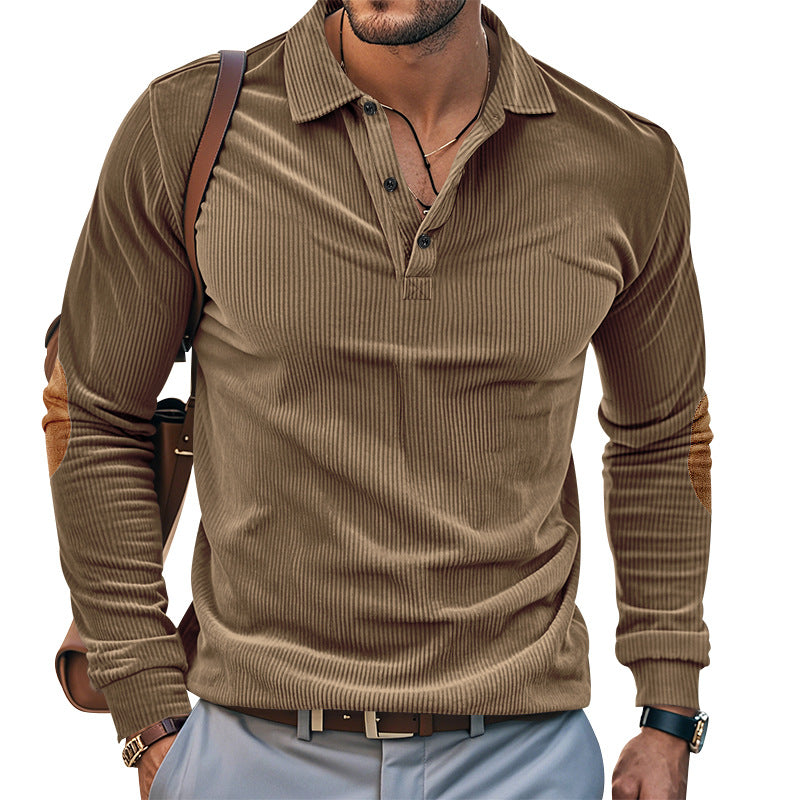 Herrens avslappnade långärmad Henley-T-shirt med strukturerad ribbväv och kontrasterande armbågsfläckar Mirla-Eva Jonsson