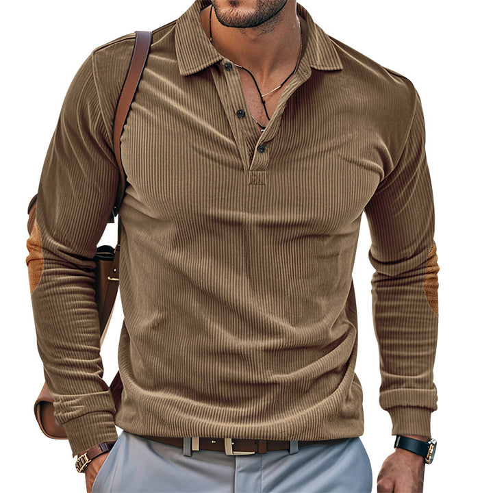 Herrens avslappnade långärmad Henley-T-shirt med strukturerad ribbväv och kontrasterande armbågsfläckar Mirla-Eva Jonsson