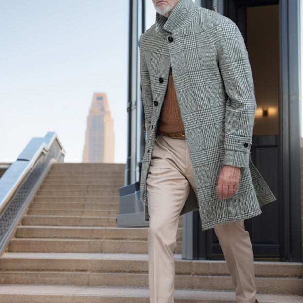 Herrens elegant trench coat med modernt rutmönster och midjebälte Eva Jonsson-Eva Jonsson