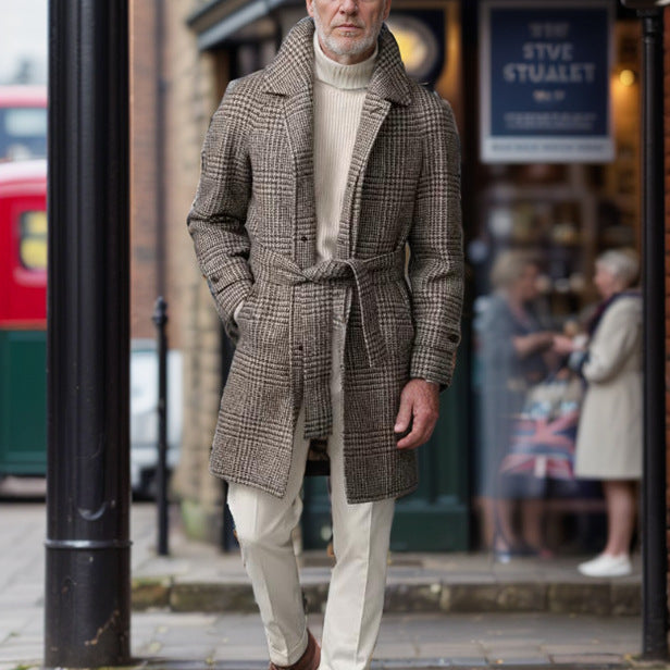 Herrens elegant trench coat med modernt rutmönster och midjebälte Eva Jonsson-Eva Jonsson