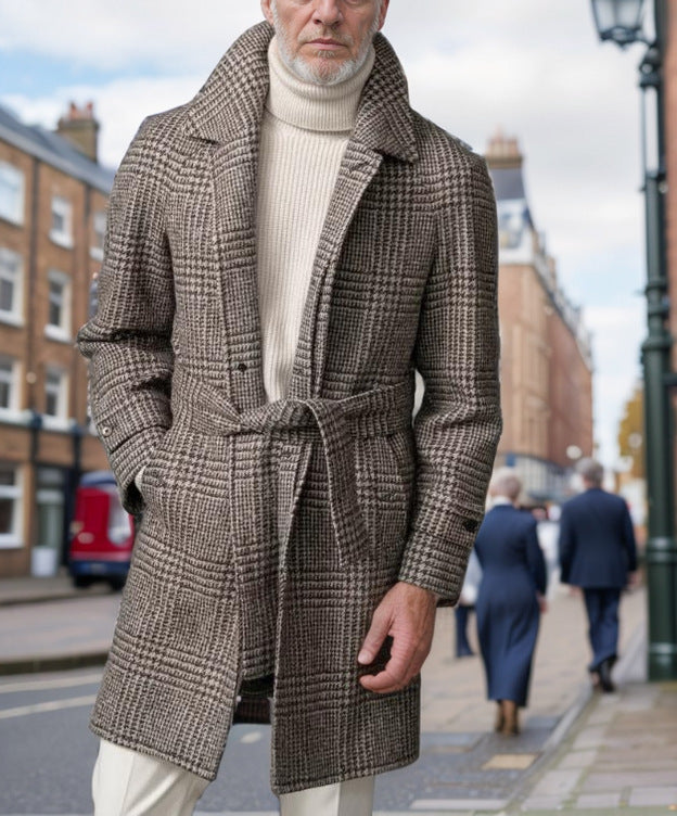 Herrens elegant trench coat med modernt rutmönster och midjebälte Eva Jonsson-Eva Jonsson