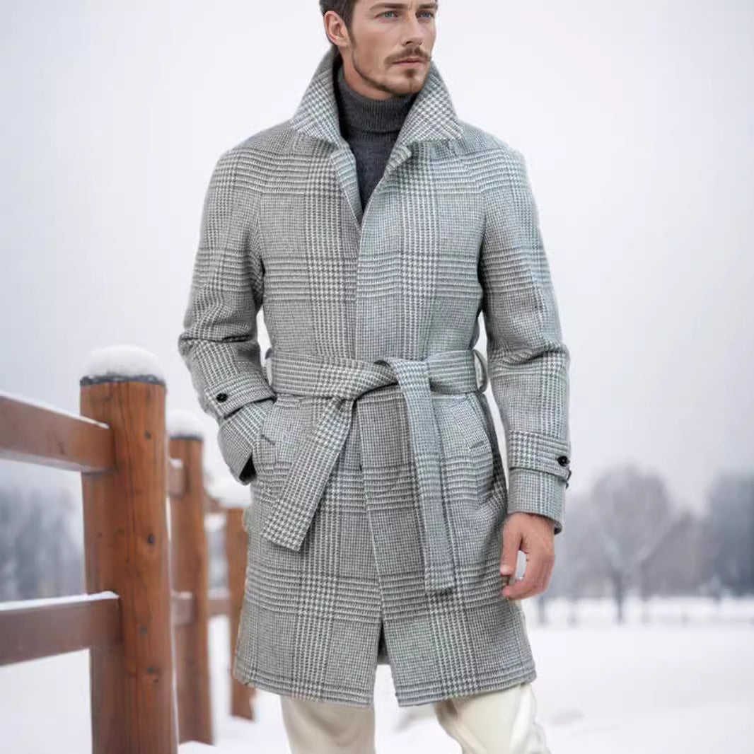 Herrens elegant trench coat med modernt rutmönster och midjebälte Mirla-Eva Jonsson
