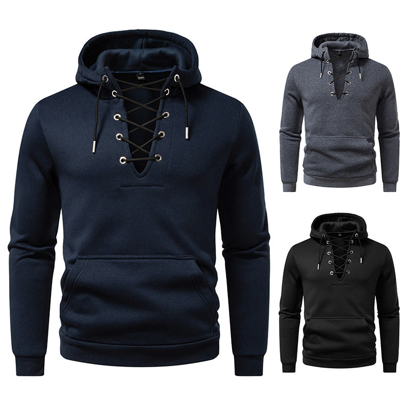 Herrens hoodie med moderiktig snördesign Mirla-Eva Jonsson