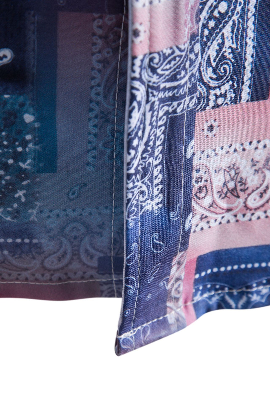 Herrens kortärmad skjorta i kreativ bandana-design med stilig ståkrage Mirla-Eva Jonsson